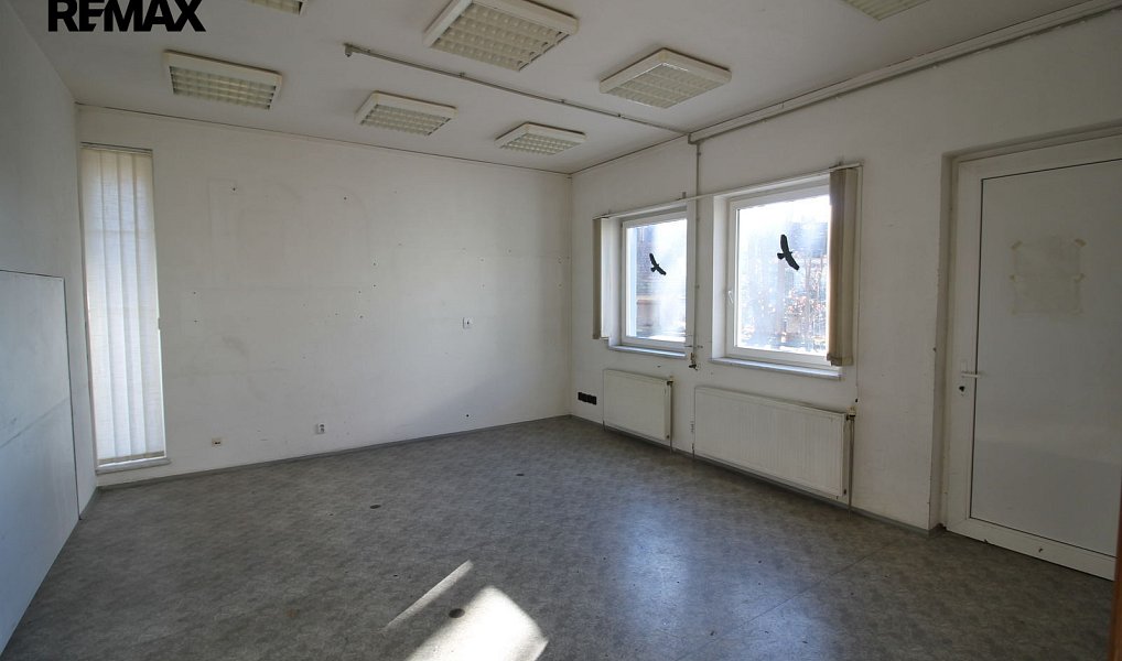 Prodej výrobních prostor 2 700 m², Zliv – náhled fotky 3