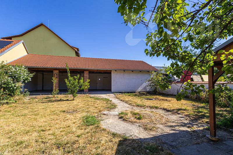 Stavební pozemek 320 m2 a garáž
