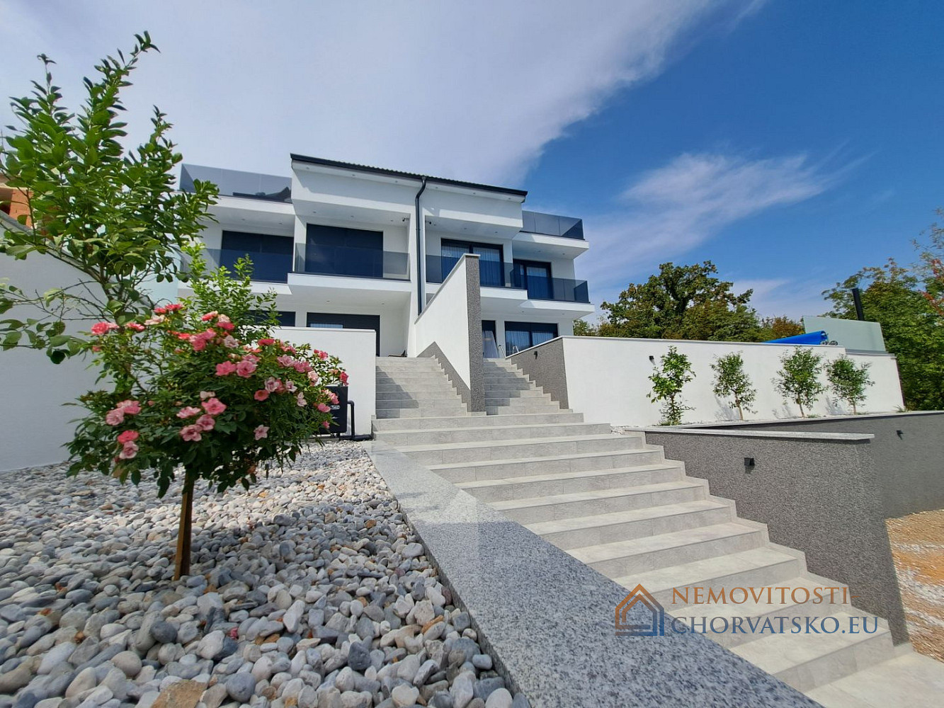 Prodej domu 450 m² s pozemkem 450 m² - Widok 2