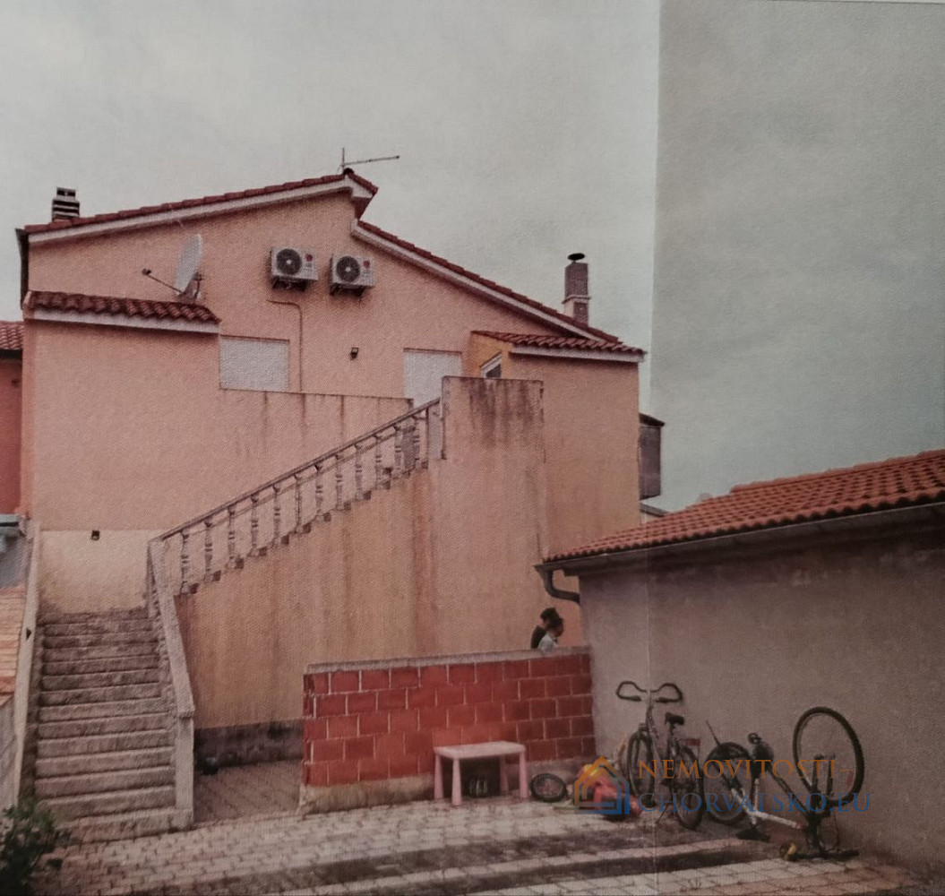 Prodej domu 258 m² s pozemkem 825 m² - Widok 4