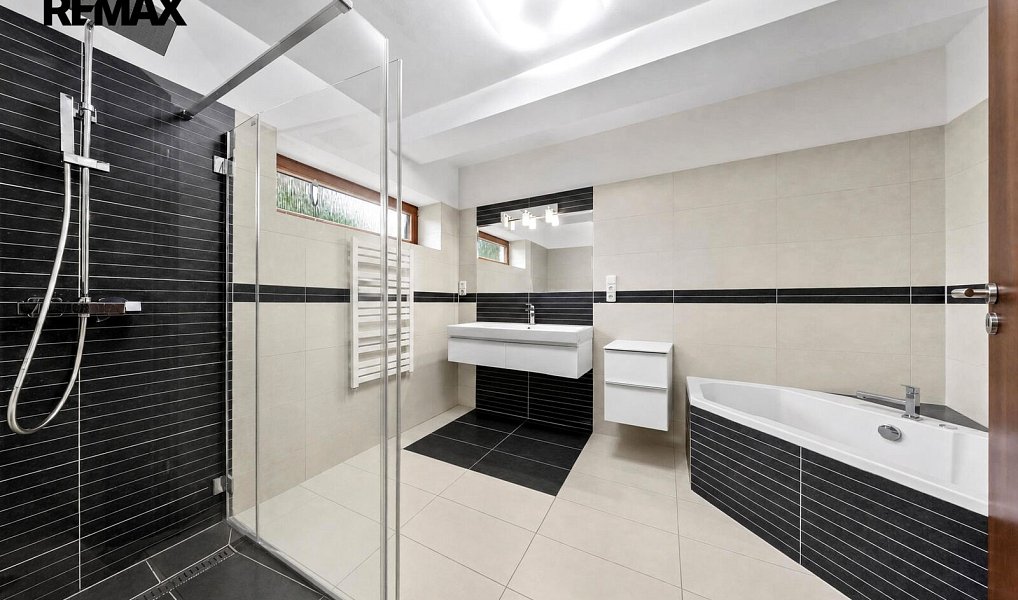Prodej domu 252 m² s pozemkem 1 767 m², Holasovice – náhled fotky 15