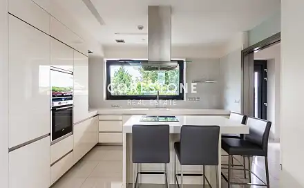 Pronájem domu 392 m² s pozemkem 892 m²