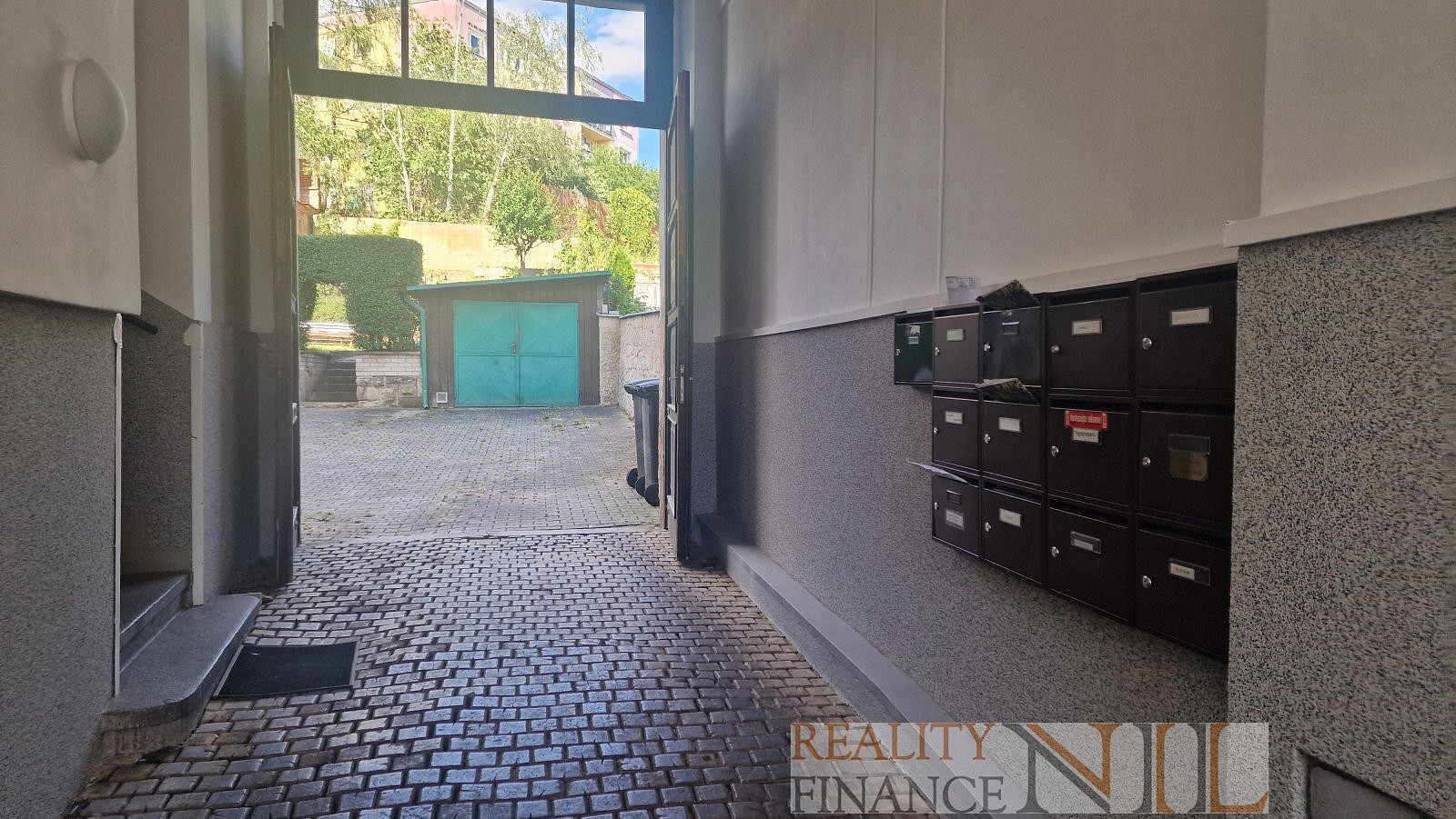 Nabízíme k prodeji pěknou prostornou garáž — photo 5