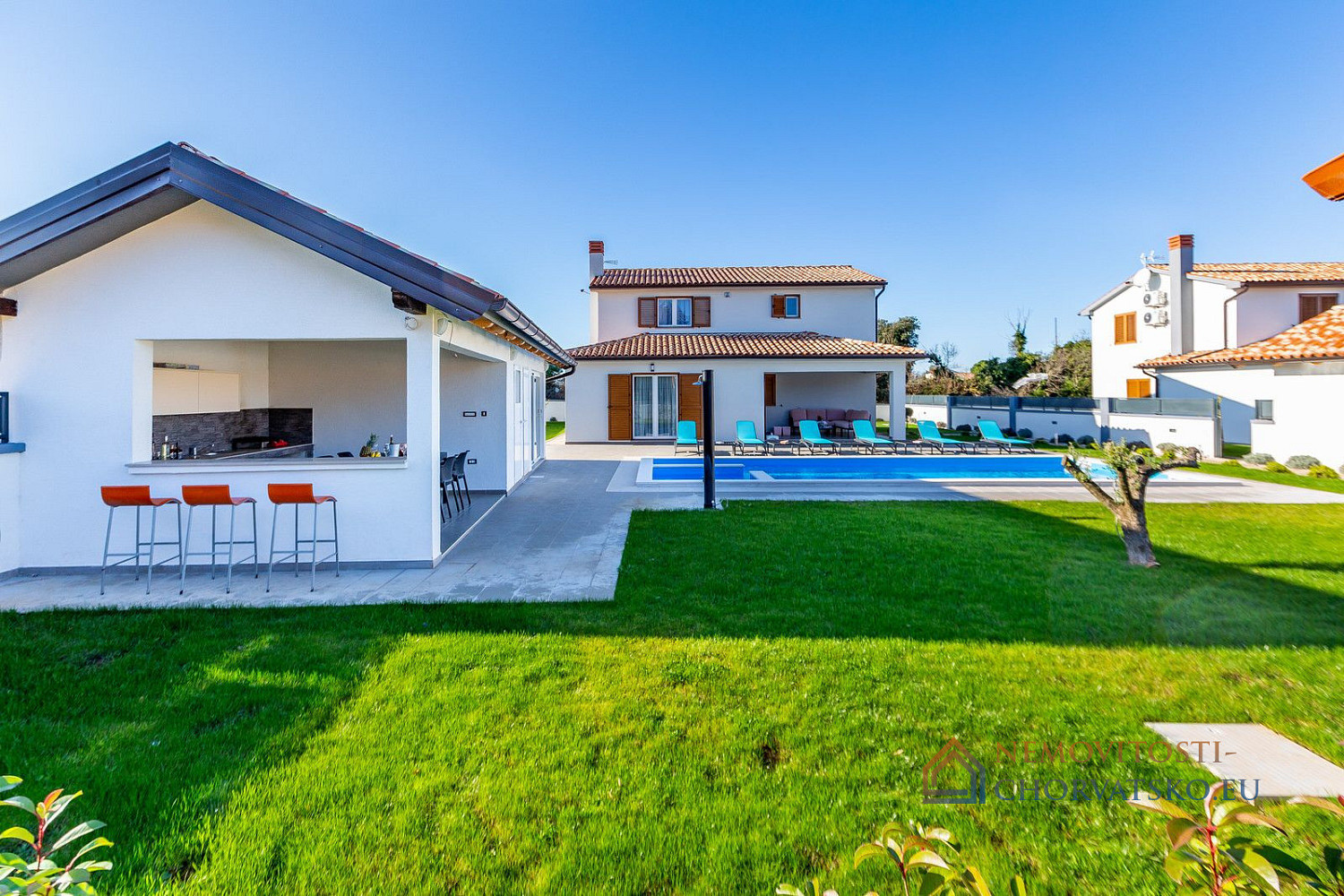 Prodej domu 282 m² s pozemkem 1 737 m² - Aanzicht 2