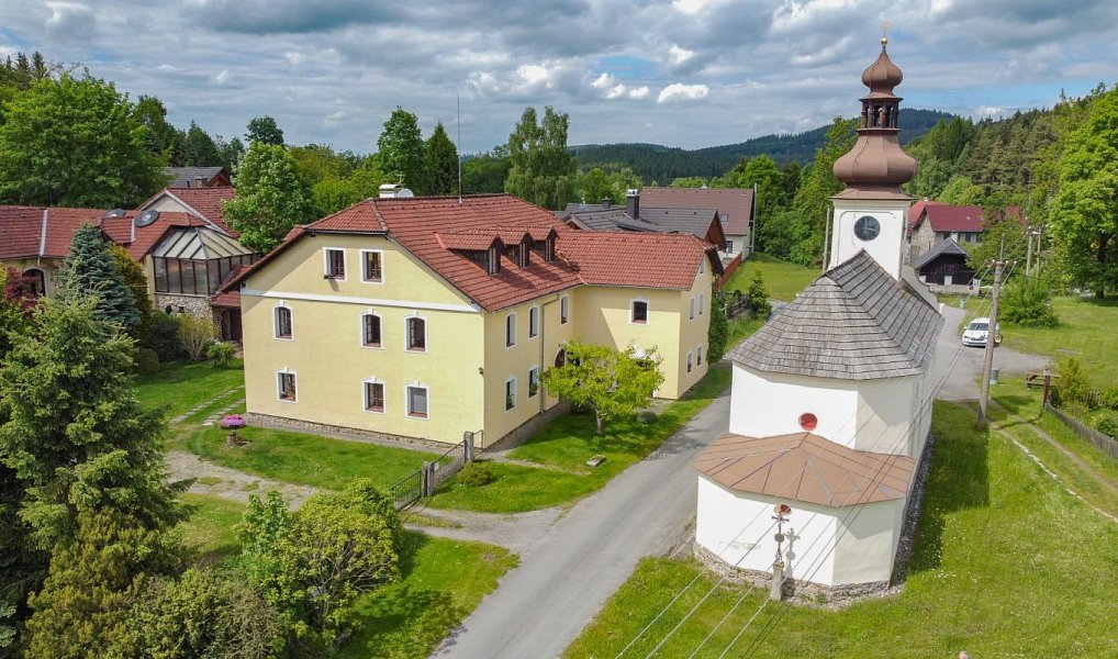Prodej ubytovacího objektu 550 m², Kašperské Hory – náhled fotky 2