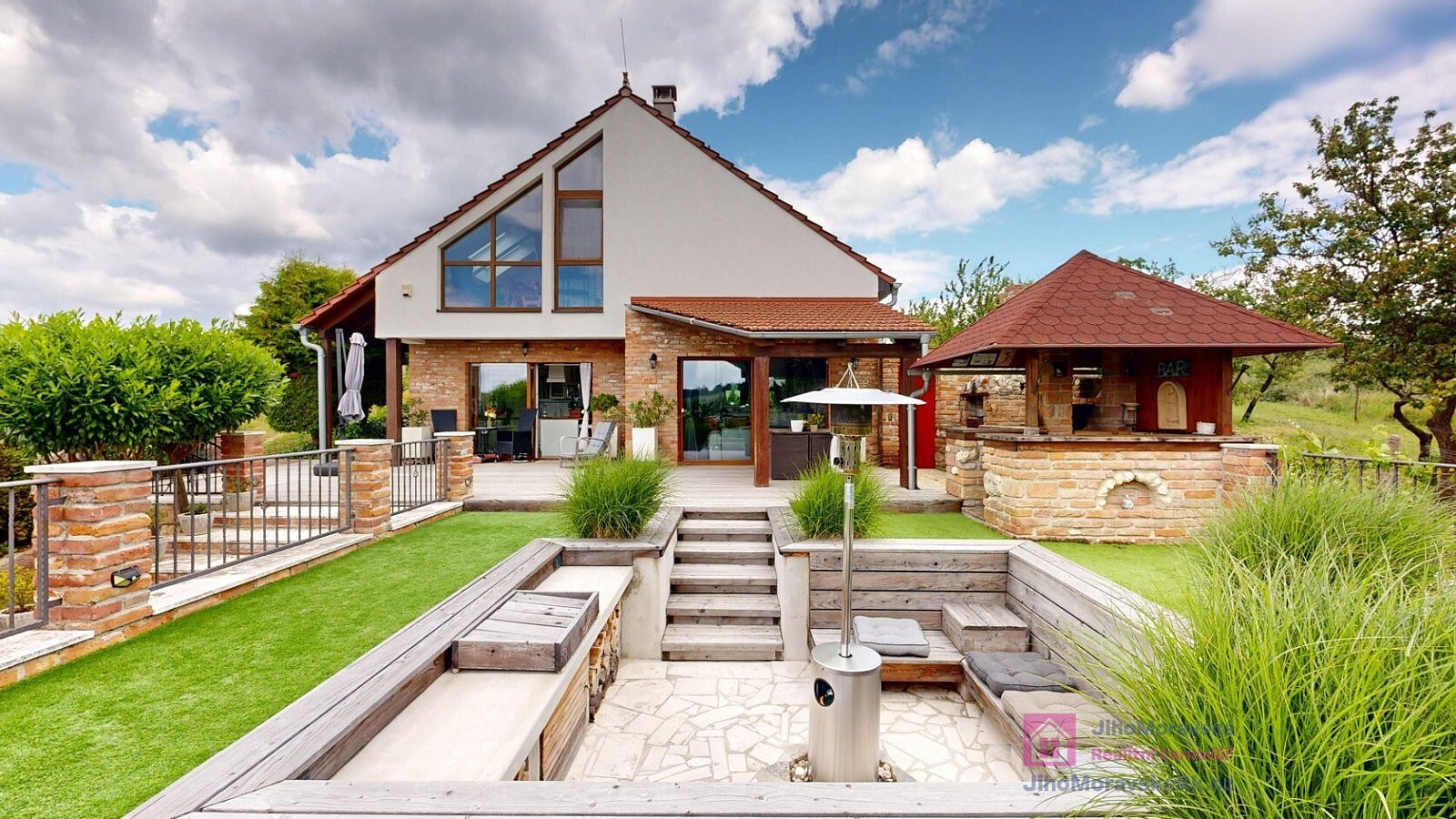Prodej domu 252 m² s pozemkem 1 211 m²