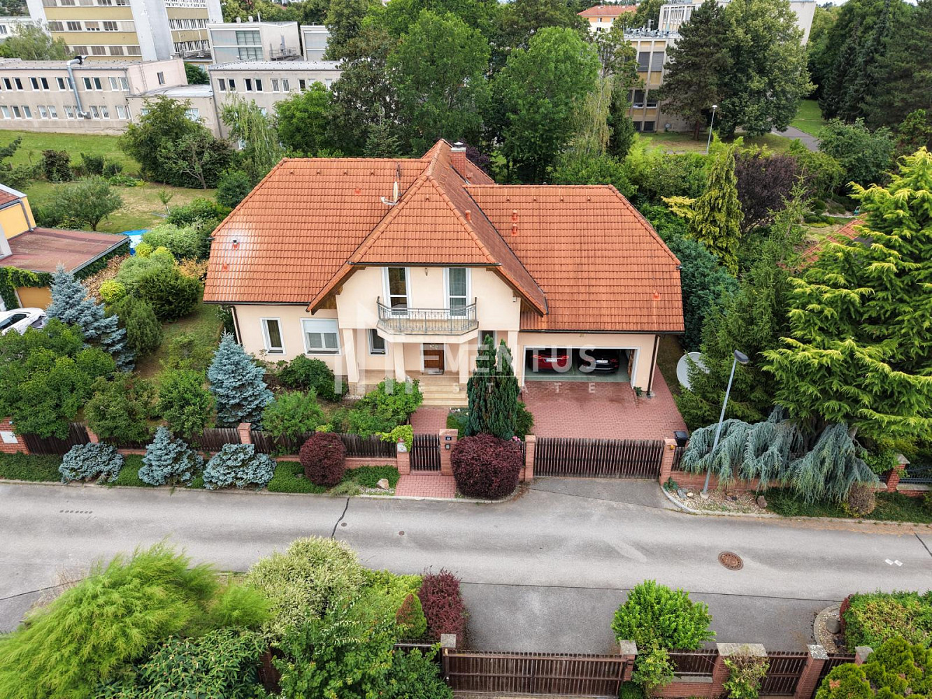 Prodej domu 300 m² s pozemkem 803 m² — photo 2