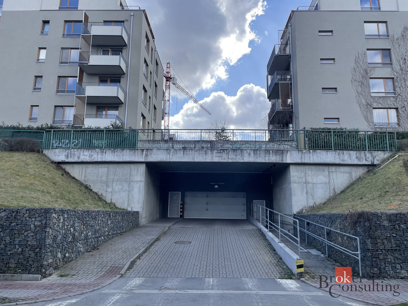 Prodej garážového stání a sklepa, praha 9 zahrady - rokytka