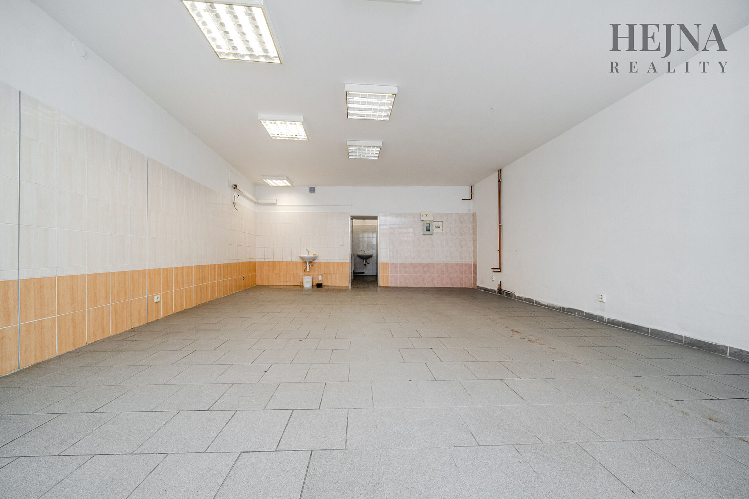 Pronájem obchodních prostor 61 m² – fotografie 3