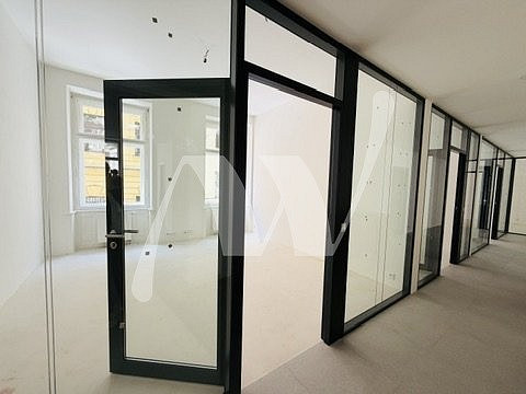 Pronájem kanceláře 189 m² — photo 3