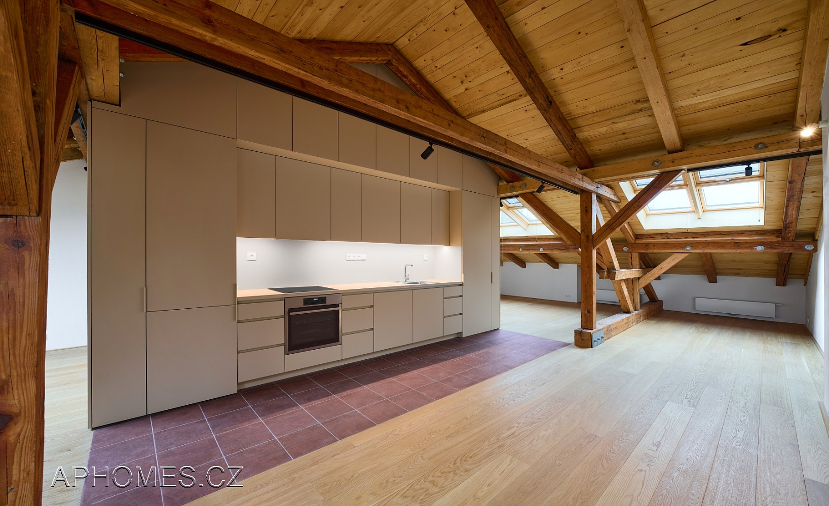 Pronájem bytu 1+kk 97 m² – fotografie 2