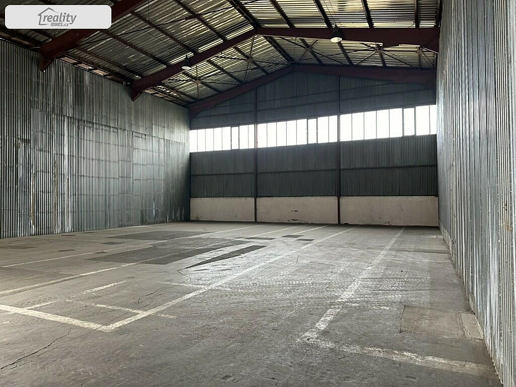 Pronájem skladovacích prostor 426 m²