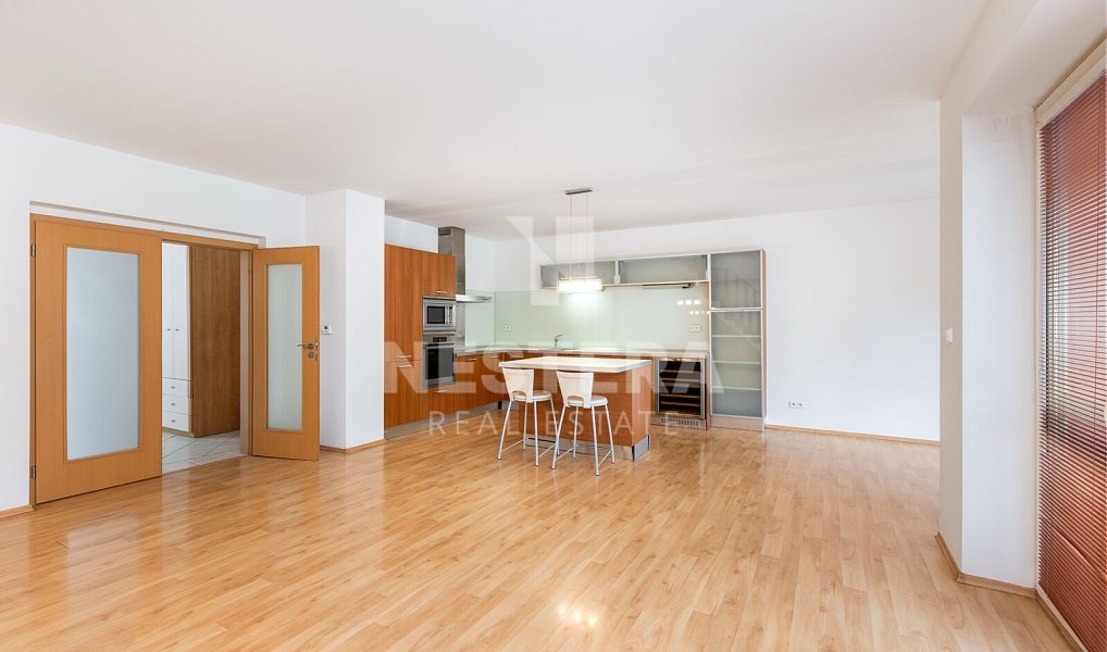 Prodej bytu 5+kk 198 m², Šestajovice – náhled fotky 2