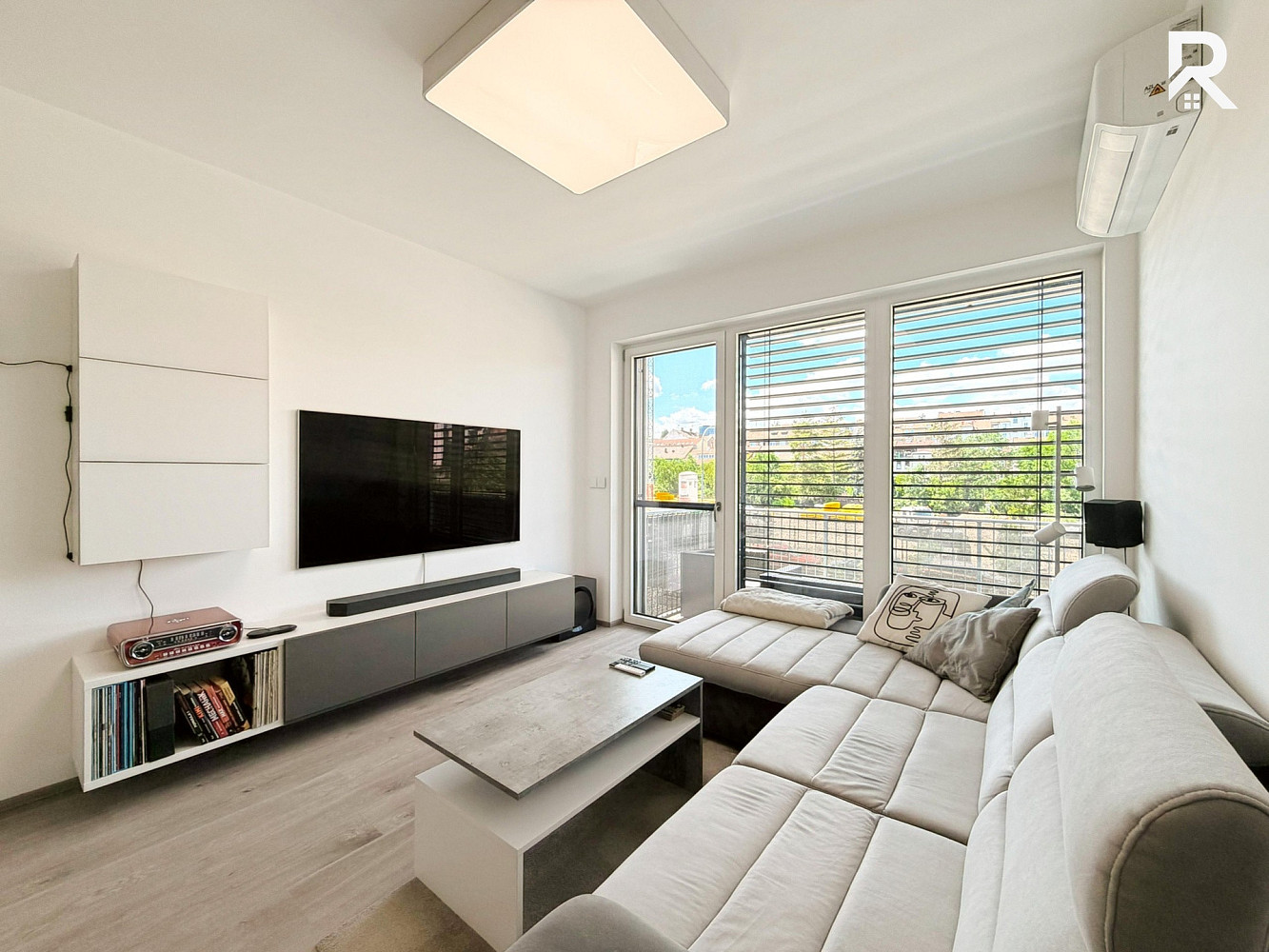 Pronájem bytu 2+kk 56 m² — photo 2
