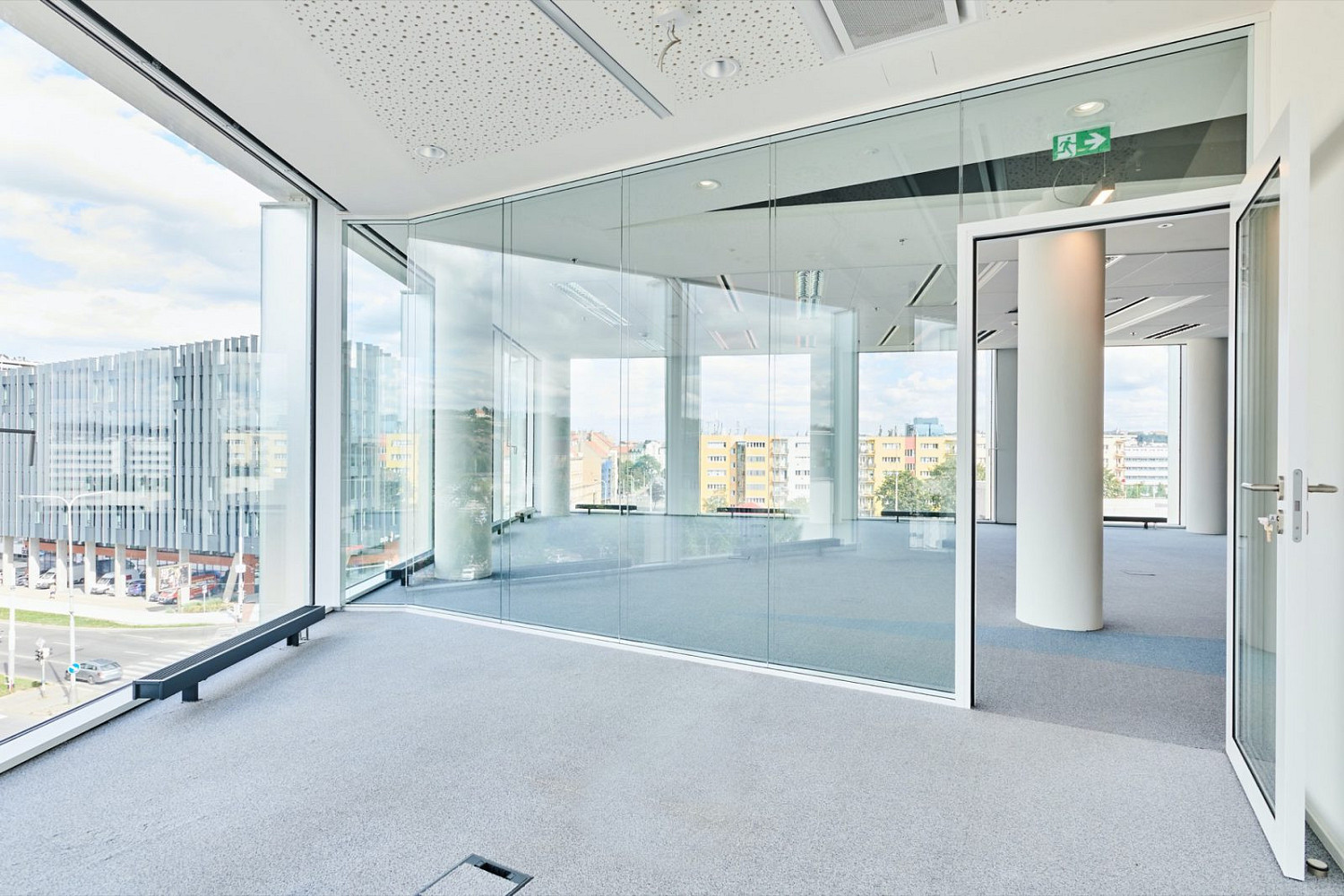 Pronájem kanceláře 648 m² – fotografie 3