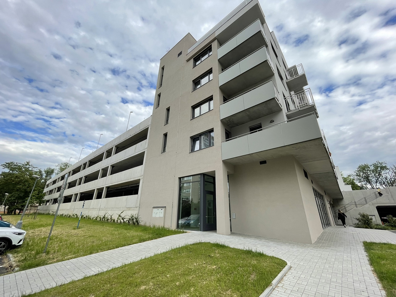 Pronájem - široké garážové/parkovací stání 18m2, parkovací dům prokopka, zelené předměstí, pardubice