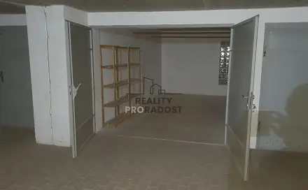 Pronájem garáže 18m2 v krytém komplexu U Lesíka ve Znojmě, pronájem garáž 18m2 Znojmo, U Lesíka, Znojmo