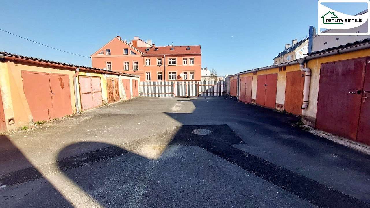 Prodej zděné garáže na vlastním pozemku centrum chebu uzavřený areál — photo 3