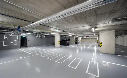 Vnitřní garážové stání v novostavbě bezpečné parkování v moderním rezidenčním projektu, Jáchymovská, Praha 5 - Řeporyje