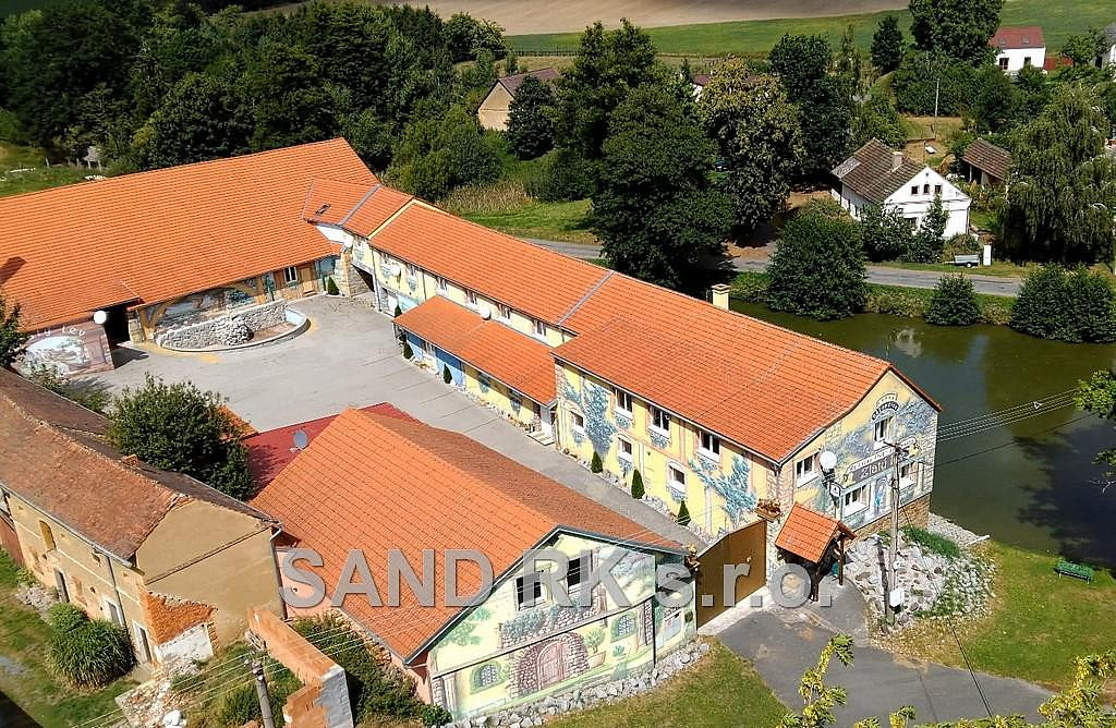 Pronájem domu 1 000 m² s pozemkem 5 177 m²