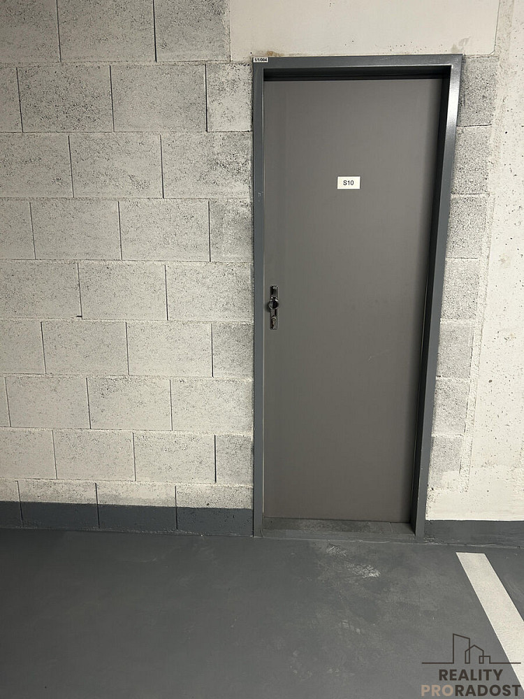 Pronájem garážového stání 15 m2 + skladu 4,5 m2, ul. Mechačkova, Praha - Pitkovice