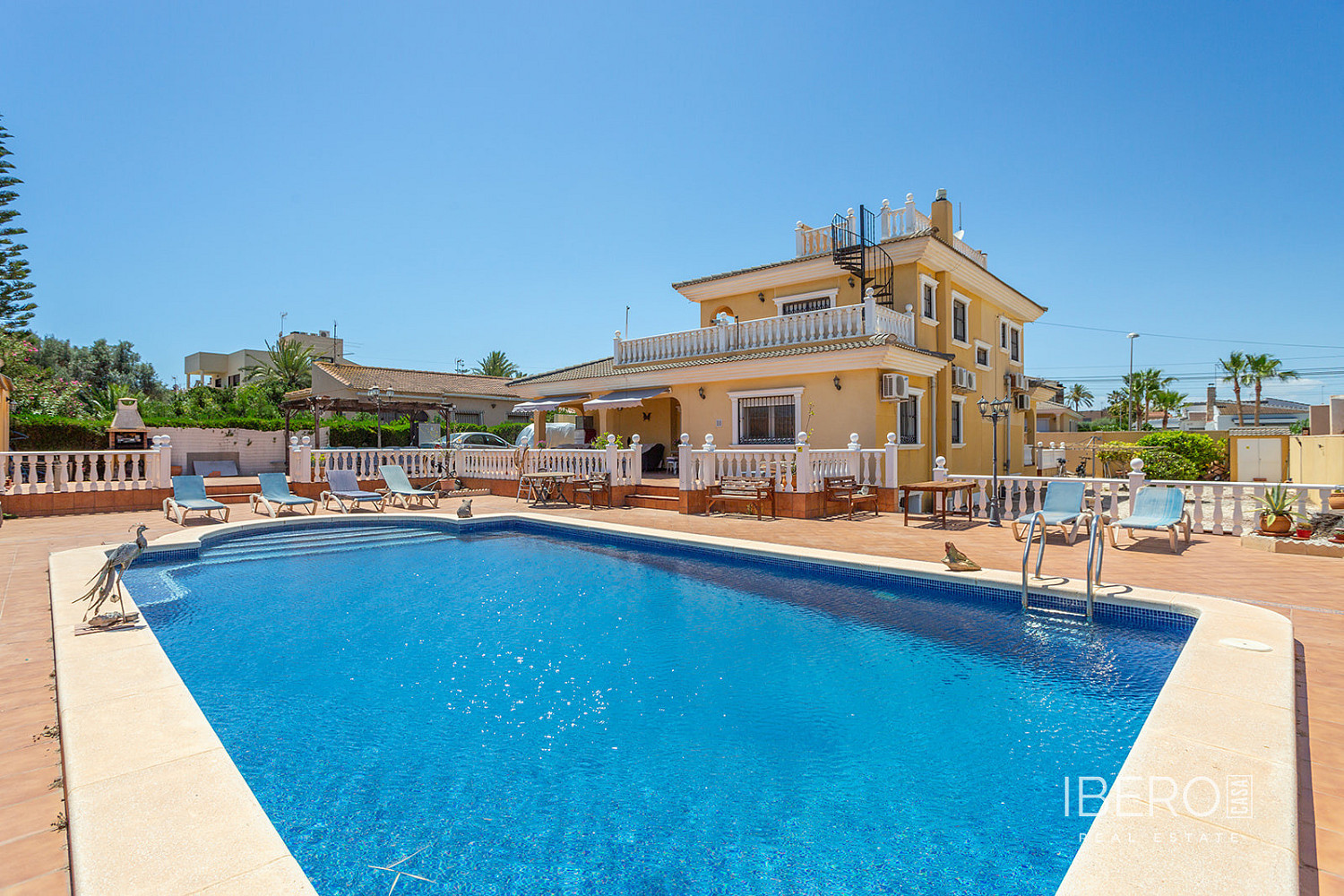 Prodej domu 340 m² s pozemkem 1 100 m²