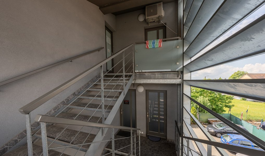 Prodej domu 340 m² s pozemkem 450 m², Jesenice – náhled fotky 30