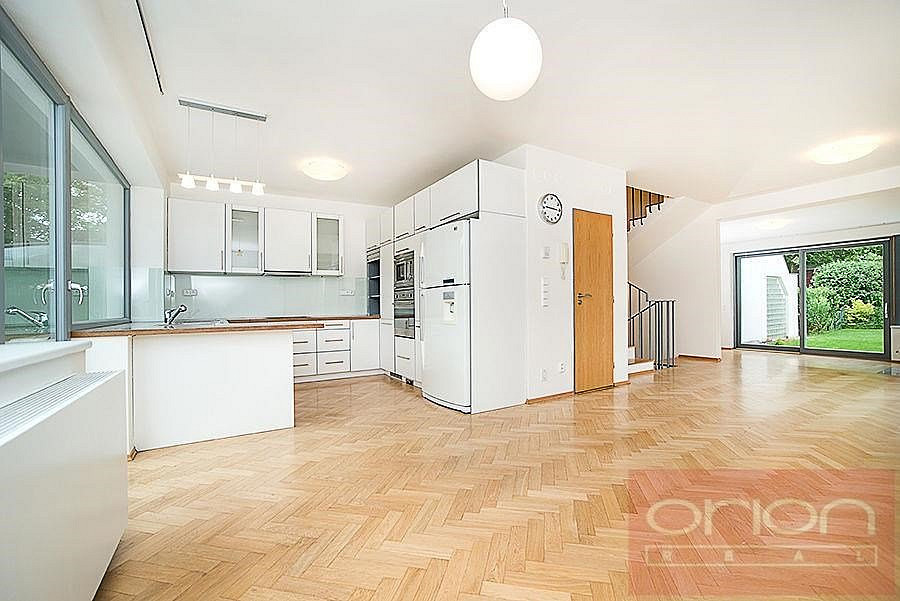 Pronájem domu 230 m² s pozemkem 550 m²