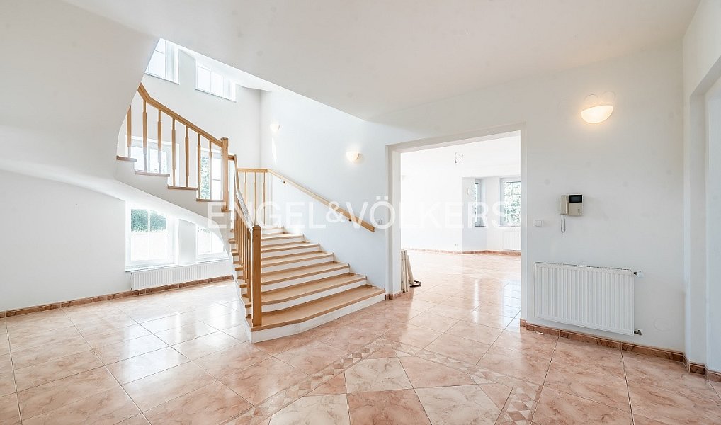 Pronájem domu 610 m² s pozemkem 747 m², Průhonice – náhled fotky 2