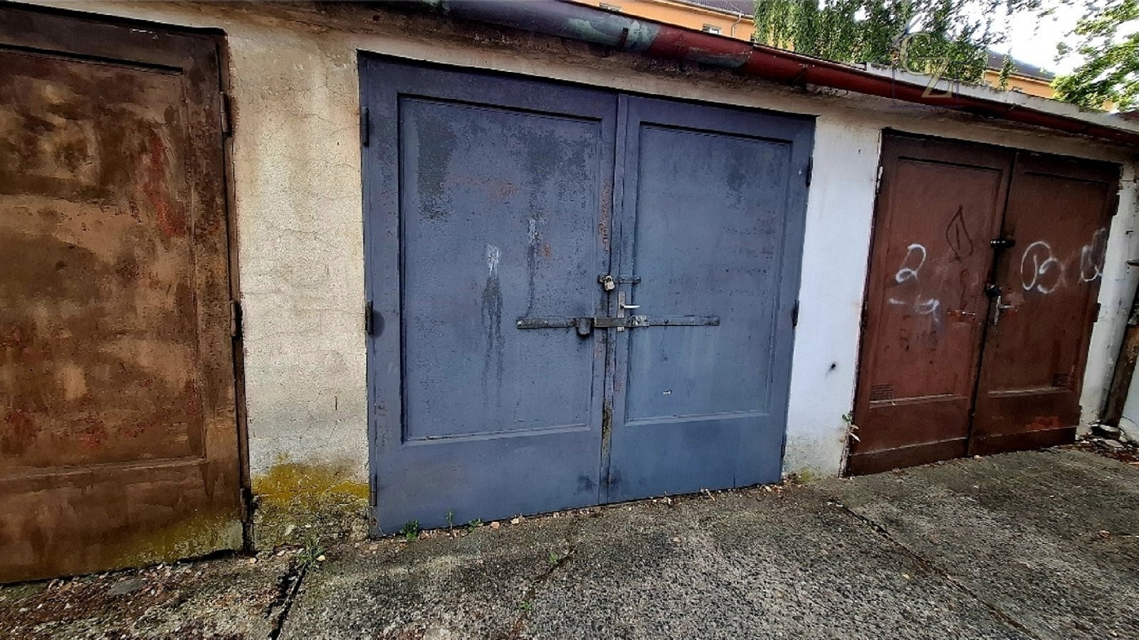 Prodej garáže s výměrou 24 m2 v ov, ulice u školy v mostě — photo 3