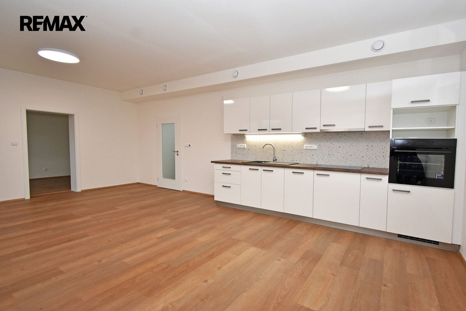 Pronájem bytu 2+kk 67 m² – fotografie 3