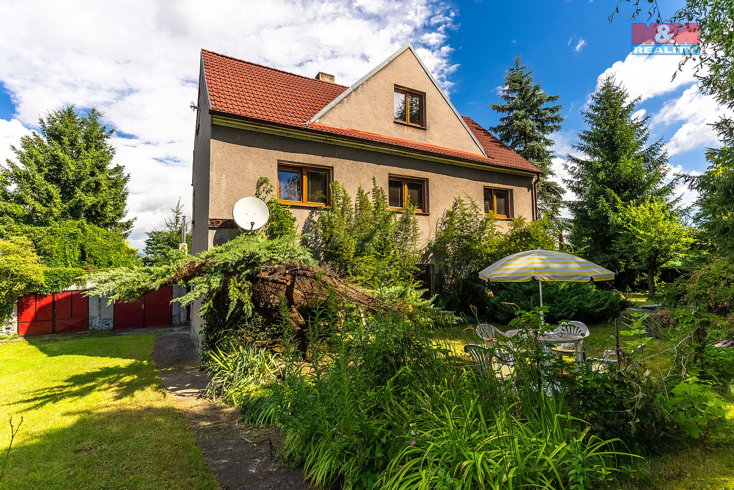 Prodej domu 210 m² s pozemkem 1 304 m²