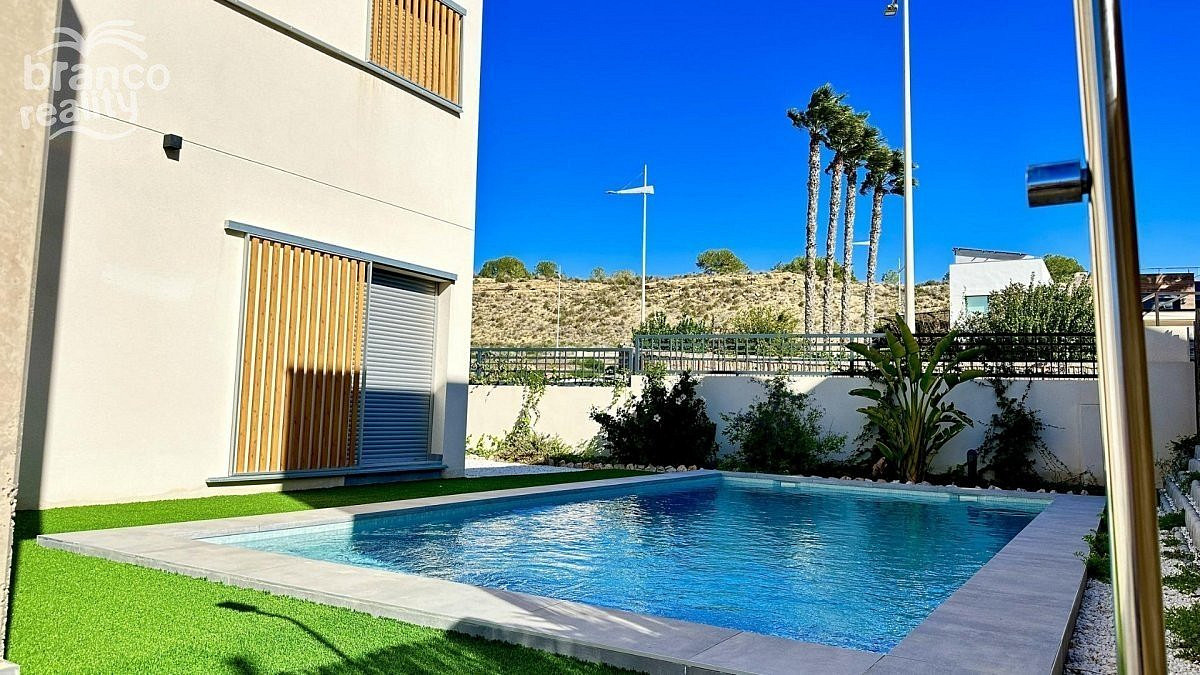 Prodej domu 235 m² s pozemkem 420 m² — photo 2