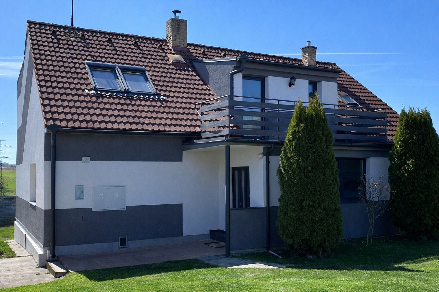 Prodej zrekonstruovaného rodinného (dvougeneračního) domu, užitná pl. 300m², dispozice 7+kk, garáž,