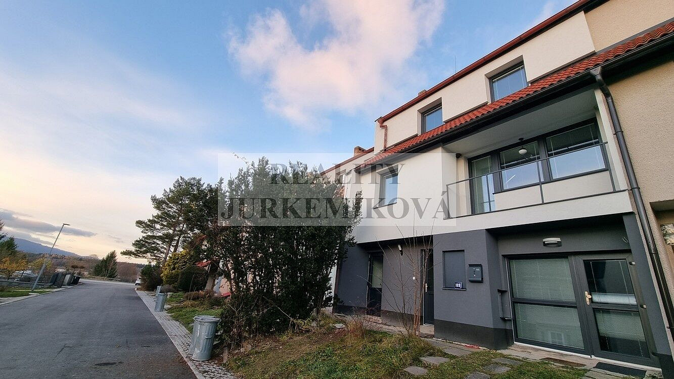 Pronájem domu 200 m² s pozemkem 447 m²