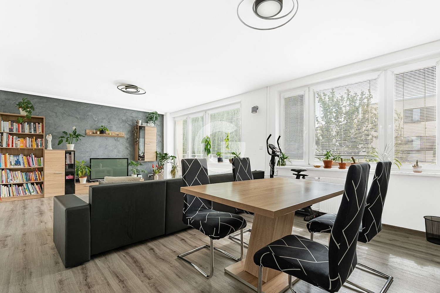 Prodej moderně zrekonstruovaného bytu 3+1 (79 m²) s balkonem a velkým sklepem, Zlín Louky