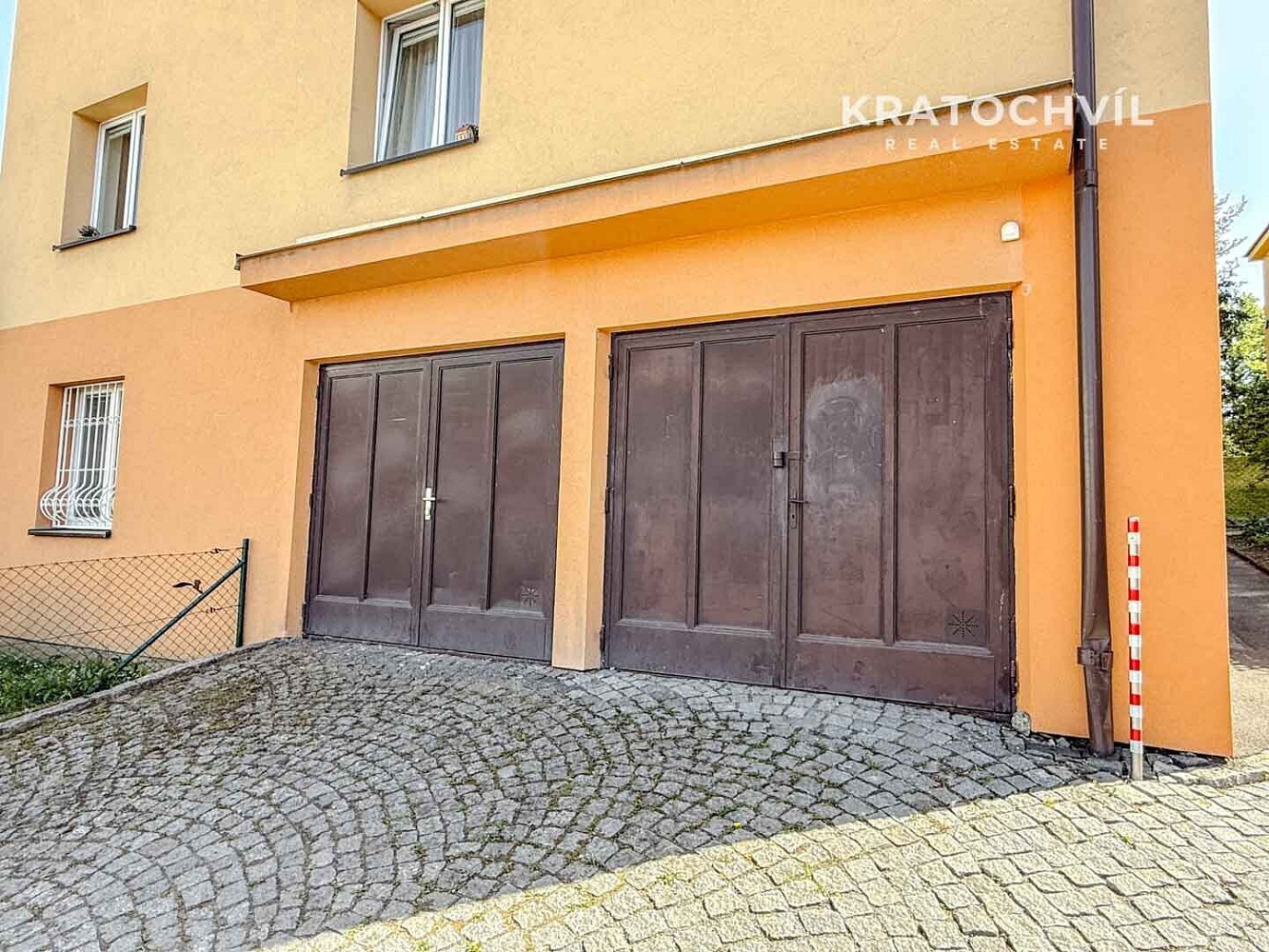 Prodej garáže (1/2 podíl na dvougaráži 28,2 m2) Praha 5, Smíchov, U Mrázovky