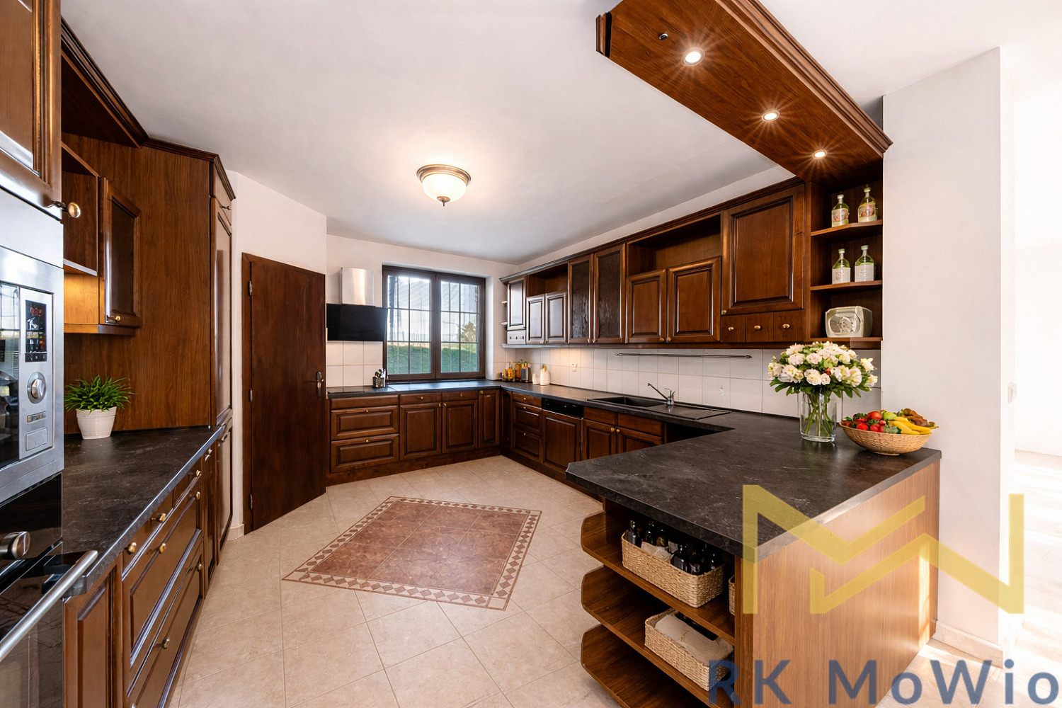 Pronájem domu 390 m² s pozemkem 903 m² – fotografie 2