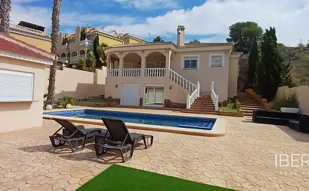 Prodej domu 310 m² s pozemkem 1 650 m²