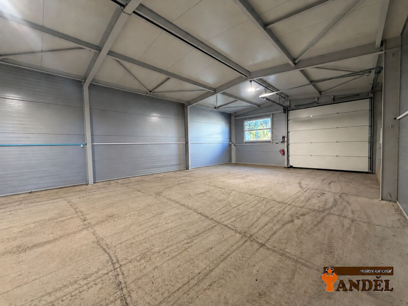 Pronájem skladovacích prostor 240 m²