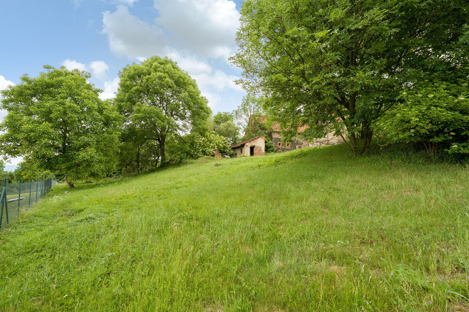 Prodej stavebního pozemku 1 516 m² – pohled 2