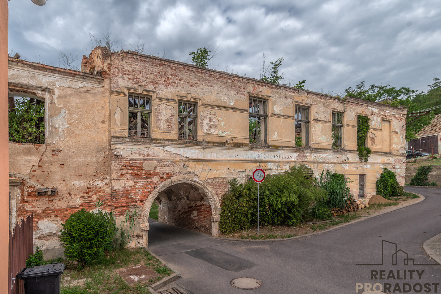 Prodej komerčního objektu (jiného typu) 1 100 m²