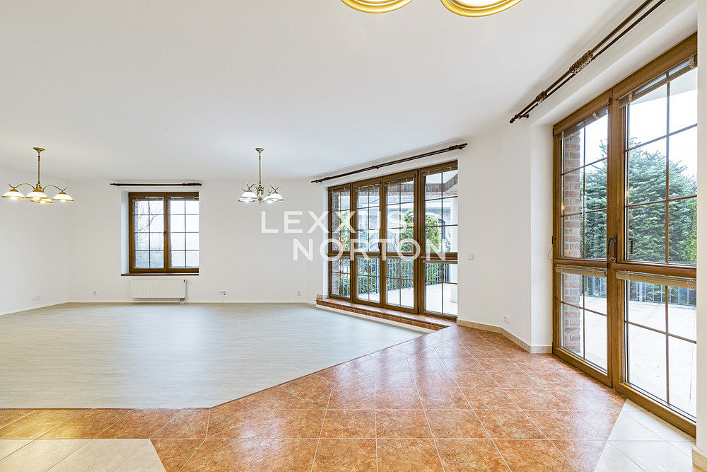 Pronájem domu 384 m² s pozemkem 903 m²