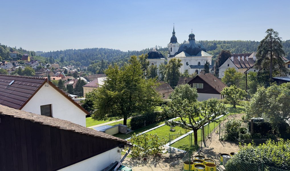 Prodej stavebního pozemku 691 m², Křtiny – fotka 1 z 11