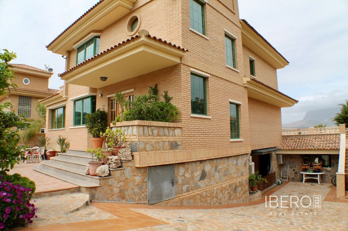 Prodej domu 600 m² s pozemkem 1 140 m²