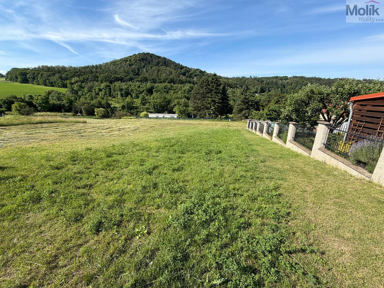 Prodej stavebního pozemku 1 489 m² – pohled 2