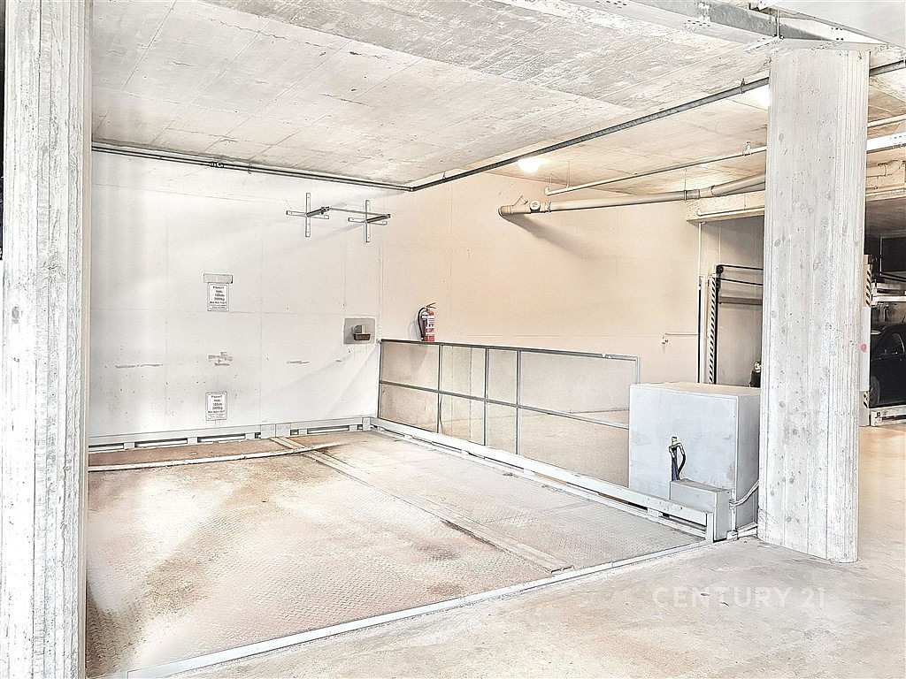Pronájem garážového stání Praha 3, Vinohrady, ulice Slezská – pohled 2