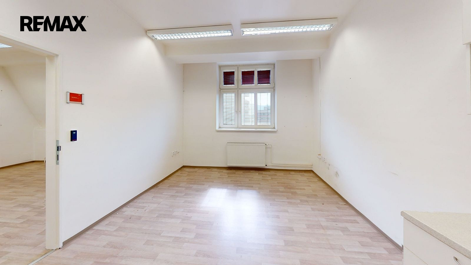 Pronájem kanceláře 649 m² – fotografie 4