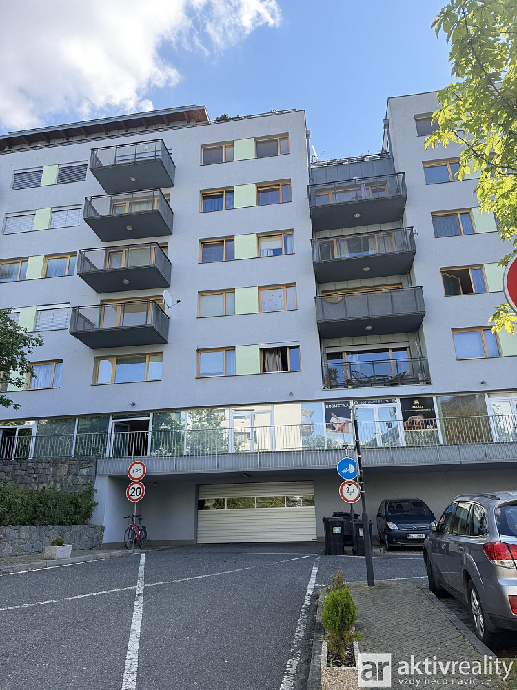 Pronájem garážového stání 18 m2, Praha - Vokovice