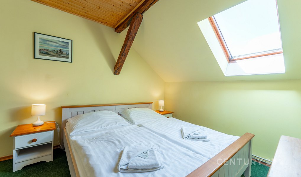 Prodej ubytovacího objektu 430 m², Jesenice – náhled fotky 10